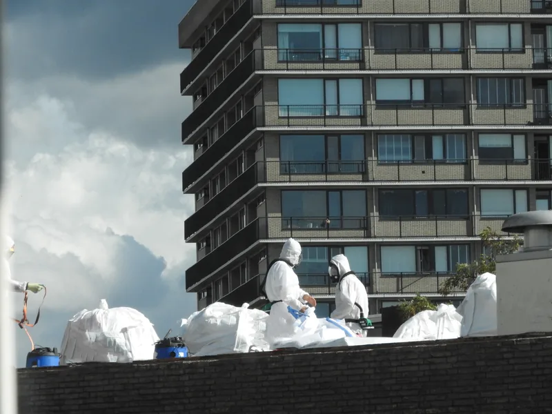Asbestverwijdering in stedelijke omgeving met verpakte asbesthoudende materialen