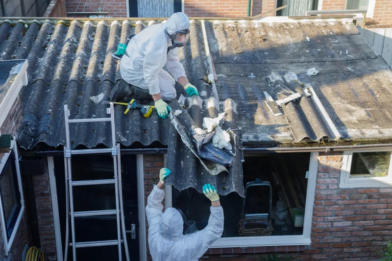 Vakkundige demontage van asbesthoudende dakbedekking door gecertificeerde specialisten